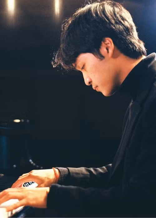 Đăng Quang có ông nội là NSND Trung Kiên, 2 bà nội là nghệ sĩ Thanh Nga, GS.TS.NGND Trần Thu Hà - người vợ sau của NSND Trung Kiên, ông ngoại là nhạc sĩ Thuận Yến, bà ngoại là nghệ sĩ nhạc dân tộc Thanh Hương. Ảnh: FB Đăng Quang