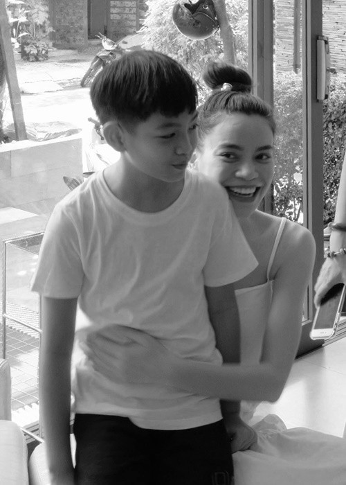 Subeo học trường quốc tế nên thường xuyên sử dụng tiếng Anh. Con của sao Việt Hồ Ngọc Hà nhiều lần gây sốt nhờ các clip thuyết trình, ca hát, kể chuyện, viết thư bằng tiếng Anh lưu loát. Hồ Ngọc Hà từng hài hước nhận thua Subeo vì bé có cách phát âm, ngữ điệu chuẩn. Ảnh: FB Hồ Ngọc Hà