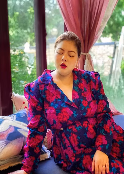 Cô chia sẻ: “Bữa giờ không về nhà thăm ba mẹ chồng được, thế là ráng làm nhiều clip để ba mẹ coi đỡ nhớ mình. Ủa mẹ đâu có nhớ con đâu? Ủa gì kì vậy, vậy là con bị hớ rồi. Mẹ thương con thôi không có nhớ”.