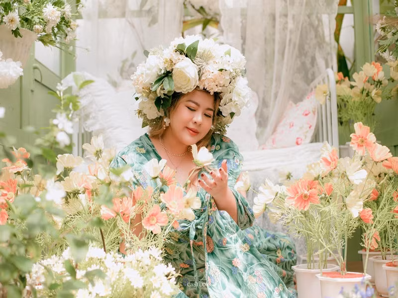 Trong những ngày cuối tháng 11, cô vẫn đăng tải hình ảnh làm người mẫu.