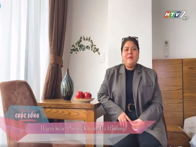 Ngoài làm người mẫu, Khánh Hà còn có một trang blog chuyên tư vấn về cách ăn mặc, tự tin ngoại hình và làm đẹp cho phụ nữ.