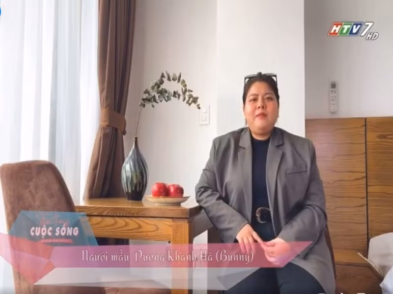 Ngoài làm người mẫu, Khánh Hà còn có một trang blog chuyên tư vấn về cách ăn mặc, tự tin ngoại hình và làm đẹp cho phụ nữ.