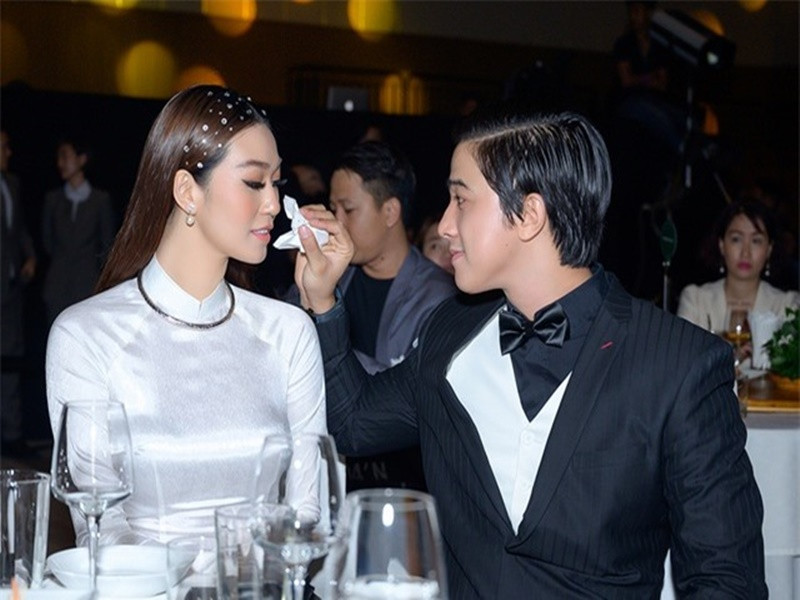 Tiến Vũ cũng chăm sóc Khánh My chu đáo. Ảnh: Dân Trí