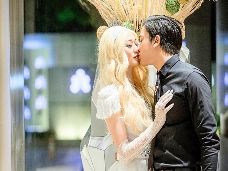 Cặp đôi trao nhau nụ hôn đắm đuối vào một dịp Halloween. Ảnh: FBNV