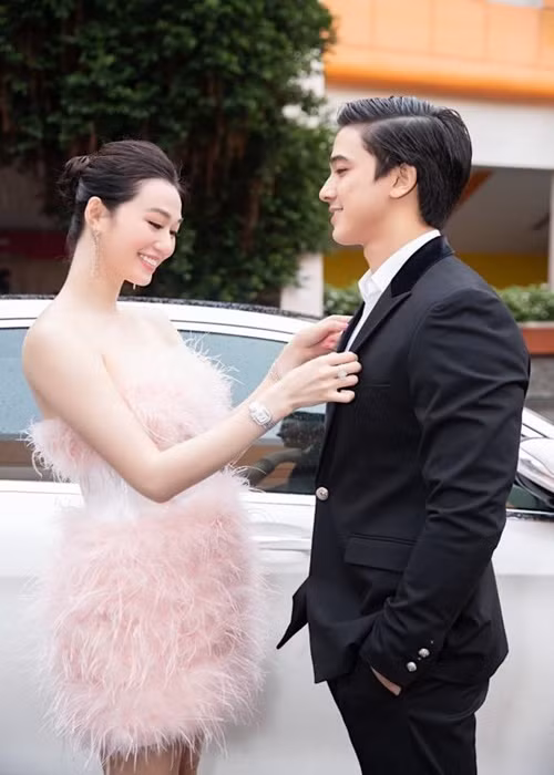 Khánh My thích chăm sóc Tiến Vũ. Ở nhà, cô thường vào bếp nấu ăn cho người yêu. Ảnh: Công lý và xã hội