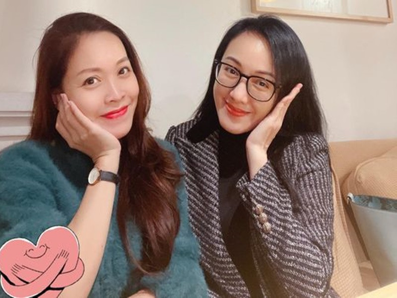 Trước đó, BTV Hoàng Trang đăng ảnh bên Hoài Anh đồng thời viết: "Kỷ niệm ngày hai đứa về chung nhà mới". Theo Hoàng Trang, cả hai chuyển từ ban Thời sự sang công tác tại Ban Văn nghệ.