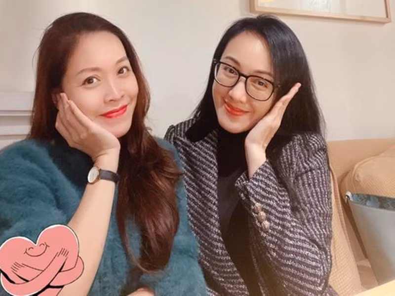 Trước đó, BTV Hoàng Trang đăng ảnh bên Hoài Anh đồng thời viết: "Kỷ niệm ngày hai đứa về chung nhà mới". Theo Hoàng Trang, cả hai chuyển từ ban Thời sự sang công tác tại Ban Văn nghệ.