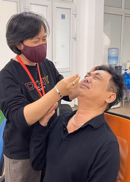 Ngoài Vân Dung, nghệ sĩ Chí Trung cũng đăng tải ảnh hậu trường tập luyện Táo Quân. Trong ảnh, Quốc Khánh có biểu cảm khó đỡ khi bị test COVID-19. Ảnh: FB Chí Trung