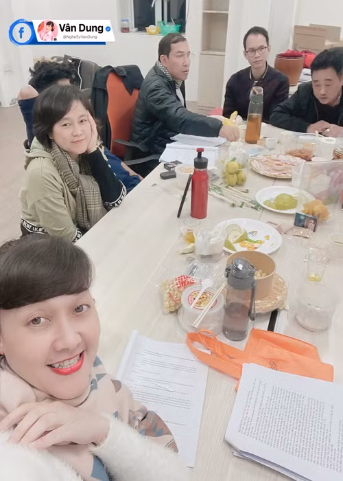 Vân Dung tiếp tục làm thơ khi đăng ảnh các nghệ sĩ tranh thủ ăn đêm khi tập luyện Táo Quân 2022. “Các Táo tranh thủ ăn đêm/Còn mình tranh thủ chụp thêm bức hình/Chỉ mong khán giả nhiệt tình/Ủng hộ các Táo hết mình mà thôi/Tuy mệt nhưng rất là vui/Chỉ mong góp một nụ cười hân hoan”, cô viết. Ảnh: FB Vân Dung