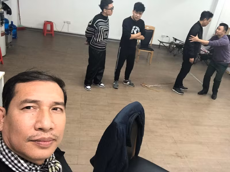 Quang Thắng chia sẻ trên Vietnamnet, anh gần như dành toàn bộ thời gian từ 2 giờ chiều cho tới gần sáng để tập luyện cùng các bạn diễn. Ảnh: FB Quang Thắng