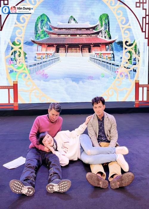 Gần đây, Vân Dung đăng tải hình ảnh bên Công Lý và Xuân Bắc. Chia sẻ của Vân Dung khiến khán giả hoang mang liệu Công Lý có tham gia chương trình hay không. Phía Công Lý khẳng định nam nghệ sĩ vẫn chưa nhận được thông tin gì từ lãnh đạo đài truyền hình Việt Nam. Đại diện NSND Công Lý cho biết thêm, nam nghệ sĩ đang theo phác đồ điều trị của các bác sĩ và chuyên gia trị liệu sau sự cố bị ngã phải nhập viện. Theo người đại diện, ảnh Vân Dung đăng tải là ảnh cũ.