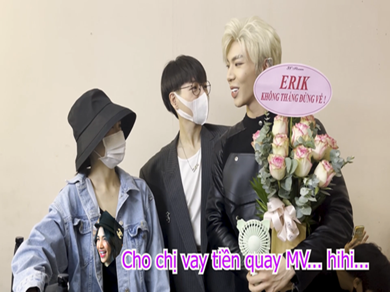 Hòa Minzy có nhiều khoảnh khắc hài hước bên Đức Phúc và Erik. Khi đến cổ vũ Erik tham gia chương trình The heroes 2021, Hòa Minzy trêu đùa Erik cho mượn tiền để làm MV nếu như Erik giành chiến thắng. Đáp lại, Erik giả bộ làm ngơ. Ảnh: Yeah1