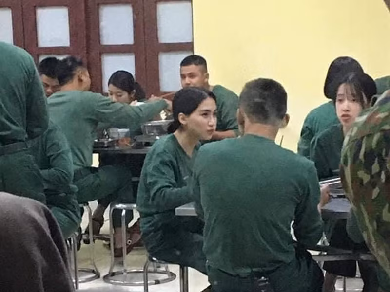 Mới đây, cư dân mạng lan truyền những hình ảnh hậu trường Sao nhập ngũ. Những bức ảnh chụp rõ mặt của Hòa Minzy, Duy Khánh, Puka, Độ Mixi. Là một trong những “thánh lầy”, Hòa Minzy hứa hẹn mang lại nhiều tiếng cười cho khán giả Sao nhập ngũ. Ảnh: Yan