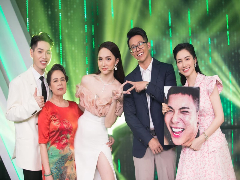 Hòa Minzy cũng “lầy lội” khi đem ảnh chân dung của Erik lên chụp hình cho đủ mặt gia đình “Hoa dâm bụt” trong chương trình Người ấy là ai. Ảnh: FB Hòa Minzy