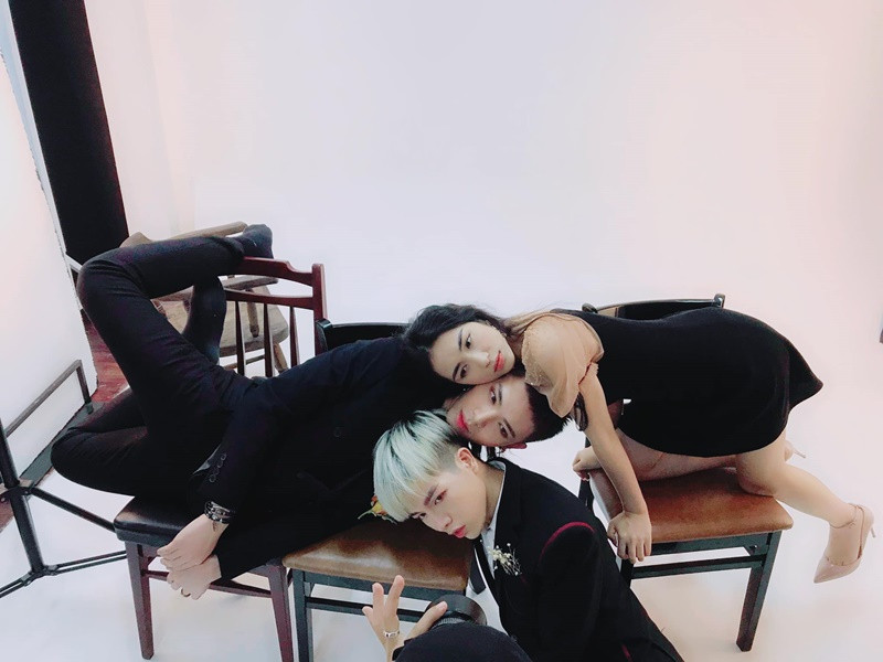 Khoảnh khắc hậu trường chụp ảnh khó đỡ của ca sĩ Hòa Minzy, Erik và Đức Phúc. Ảnh: FB Hòa Minzy