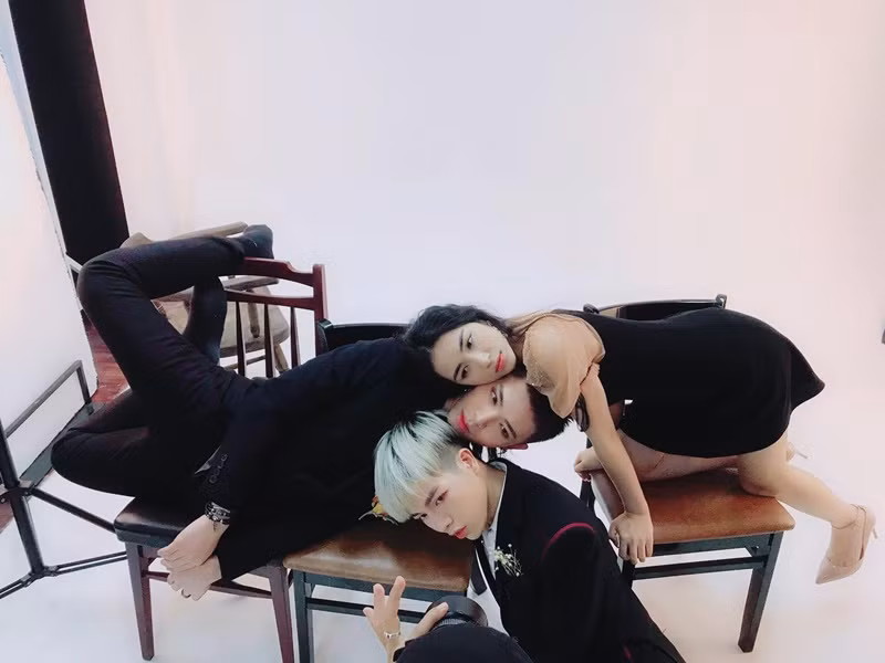 Khoảnh khắc hậu trường chụp ảnh khó đỡ của ca sĩ Hòa Minzy, Erik và Đức Phúc. Ảnh: FB Hòa Minzy