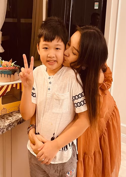 Về mối quan hệ giữa chồng sắp cưới và con trai riêng, Vân Hugo tiết lộ: “Bạn trai tôi và bé Bin có mối quan hệ rất tốt. Rất khó để nói anh ấy chăm lo cho mẹ con tôi thế nào vì nó hiện hữu trong mỗi phút giây chúng tôi bên nhau”.