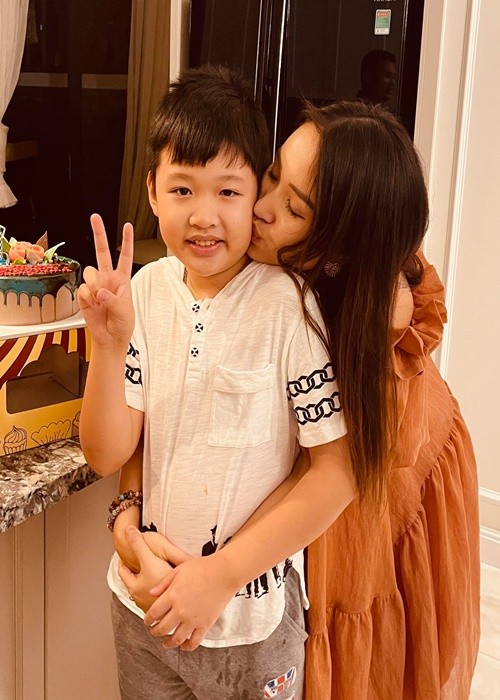 Về mối quan hệ giữa chồng sắp cưới và con trai riêng, Vân Hugo tiết lộ: “Bạn trai tôi và bé Bin có mối quan hệ rất tốt. Rất khó để nói anh ấy chăm lo cho mẹ con tôi thế nào vì nó hiện hữu trong mỗi phút giây chúng tôi bên nhau”.