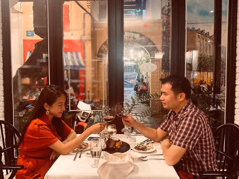 Tuy Vân Hugo không tiết lộ danh tính người yêu nhưng không ít lần, cô chia sẻ về mối quan hệ giữa hai người.