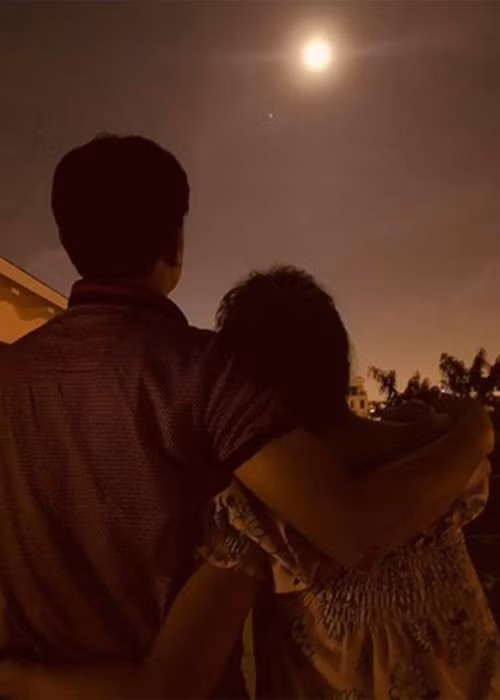 Theo Vân Hugo, người bạn đời còn quan tâm cô và con trai từ những việc nhỏ nhất. Nữ MC cảm thấy rằng tình cảm này còn hơn cả tình yêu. “Có thể nói tình yêu của bạn trai đã giúp tôi hồi sinh”, Vân Hugo nói.