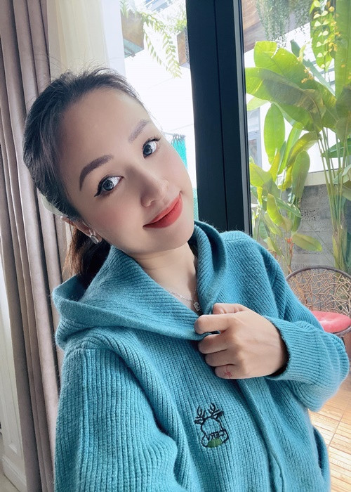 Nữ MC diện váy rộng hoặc chỉ chụp ảnh cận mặt.