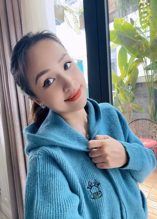 Nữ MC diện váy rộng hoặc chỉ chụp ảnh cận mặt.