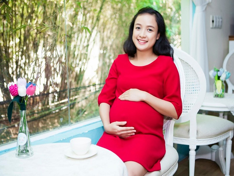 Sau một thời gian yêu nhau, Hải Thanh muốn đính hôn vì sợ mất Lê Bê La. Nữ diễn viên nhận lời vì biết rằng mình sẽ không gặp được ai tốt hơn anh. Ảnh: Zing