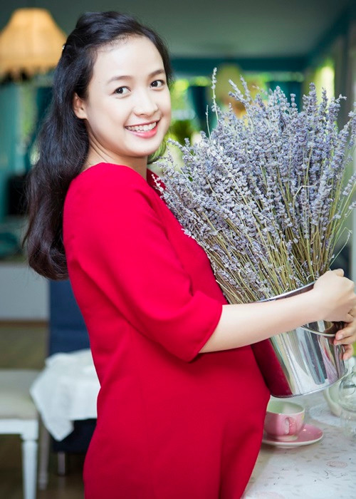 Đến một ngày, sau buổi tiệc, Lê Bê La bị say, Hải Thanh là người ở lại chăm sóc cô. Từ đó, cặp đôi nảy sinh tình cảm. Ảnh: Zing