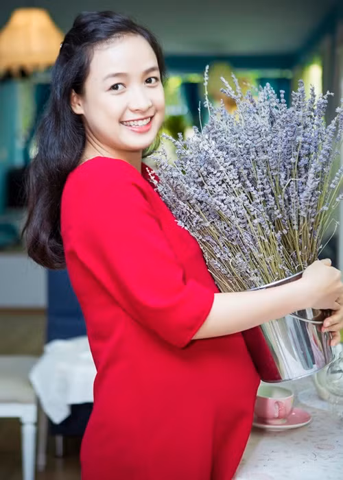 Đến một ngày, sau buổi tiệc, Lê Bê La bị say, Hải Thanh là người ở lại chăm sóc cô. Từ đó, cặp đôi nảy sinh tình cảm. Ảnh: Zing