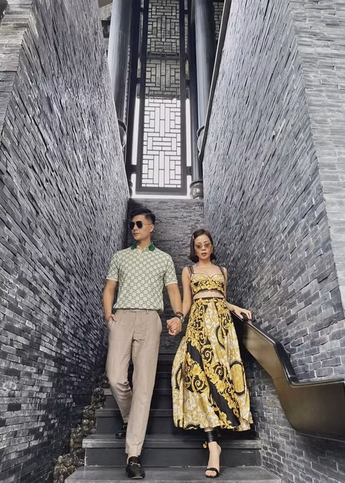 Giống bạn trai của Ngô Thanh Vân, Lâm Bảo Châu cũng chiều chuộng bạn gái của anh hết mực. Nam người mẫu tháp tùng Lệ Quyên dự sự kiện, ca hát cũng như xuất hiện bên cô trong những chuyến du lịch cùng bạn bè, gia đình.