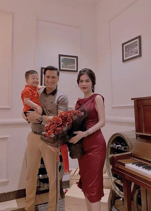 Nam diễn viên vui vẻ hội ngộ vợ cũ. Ảnh: FB Hương Trần