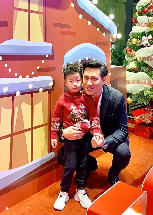 Mỗi khi rảnh rỗi, Việt Anh chăm sóc, vui chơi cùng con trai. Nam diễn viên cho biết, anh luôn muốn con trai cảm nhận trọn vẹn được tình yêu thương của bố mẹ. Ảnh: FB Việt Anh