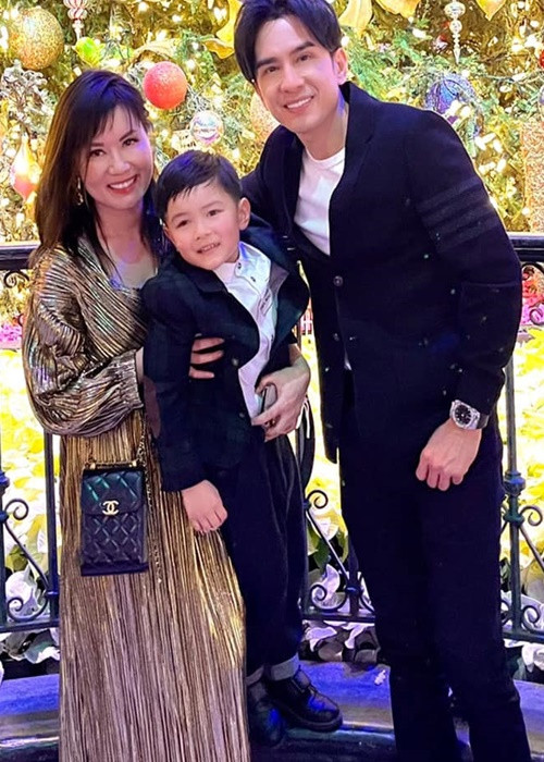 Đan Trường và vợ cũ hiện tại vẫn thường xuyên hội ngộ để đưa con trai đi chơi. Ảnh: FB Thủy Tiên