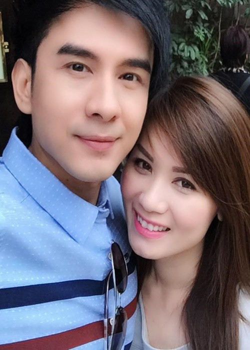 Trong hôn nhân, Đan Trường nhịn vợ rất nhiều để giữ gìn hạnh phúc bởi hai người rất khắc khẩu. Anh chia sẻ: “Khi có mâu thuẫn, cả hai xung đột ý kiến tôi nhường vợ đúng luôn. Tôi hay đùa với mọi người "xưa Đan Trường hét ra lửa, giờ chỉ hét ra khói". Ảnh: FB Thủy Tiên