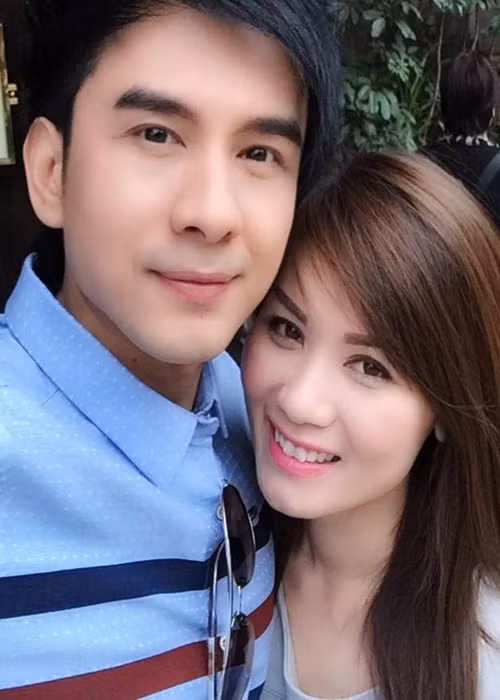 Trong hôn nhân, Đan Trường nhịn vợ rất nhiều để giữ gìn hạnh phúc bởi hai người rất khắc khẩu. Anh chia sẻ: “Khi có mâu thuẫn, cả hai xung đột ý kiến tôi nhường vợ đúng luôn. Tôi hay đùa với mọi người "xưa Đan Trường hét ra lửa, giờ chỉ hét ra khói". Ảnh: FB Thủy Tiên