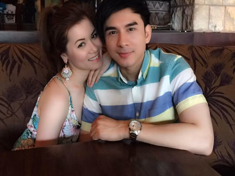 Đan Trường rất chiều chuộng vợ. Thủy Tiên chia sẻ, hồi mang bầu, mỗi khi cô thèm ăn, Đan Trường đều chở cô đi tìm những quán ngon. Những khi cô than đau chân, Đan Trường massage chân cho vợ dù anh đang rất mệt. Ảnh: FB Thủy Tiên