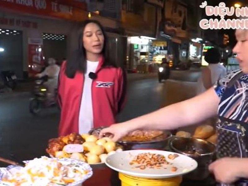 Nữ diễn viên "Thập tam muội" mặc váy áo rộng để che bụng bầu. Ảnh: Vietnamnet