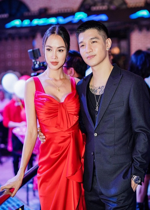 Bạn gái của Cường Seven sinh năm 1990, từng lọt top 5 cuộc thi Hoa hậu Việt Nam 2012. Cô cao 1m70, có số đo 3 vòng 90-58-90. Nàng "Quyên" được "ông trùm chân dài" Vũ Khắc Tiệp khen nức nở về vóc dáng.