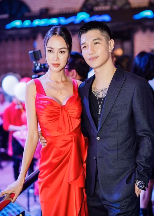 Bạn gái của Cường Seven sinh năm 1990, từng lọt top 5 cuộc thi Hoa hậu Việt Nam 2012. Cô cao 1m70, có số đo 3 vòng 90-58-90. Nàng "Quyên" được "ông trùm chân dài" Vũ Khắc Tiệp khen nức nở về vóc dáng.