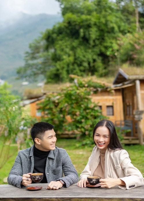 Cặp đôi vui vẻ bên nhau trong một chuyến du lịch.