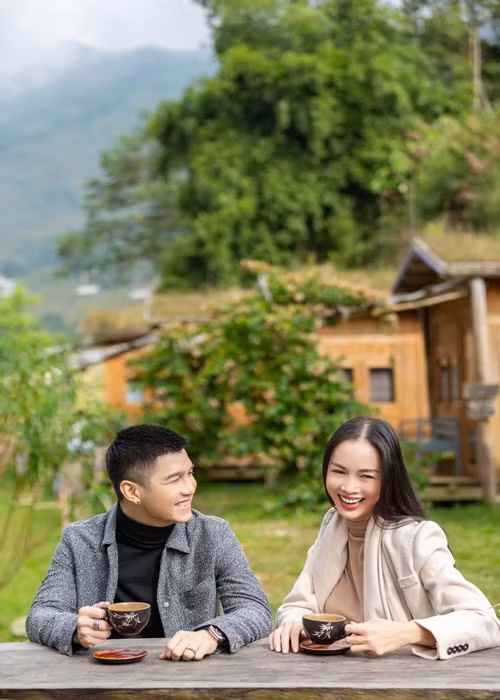 Cặp đôi vui vẻ bên nhau trong một chuyến du lịch.