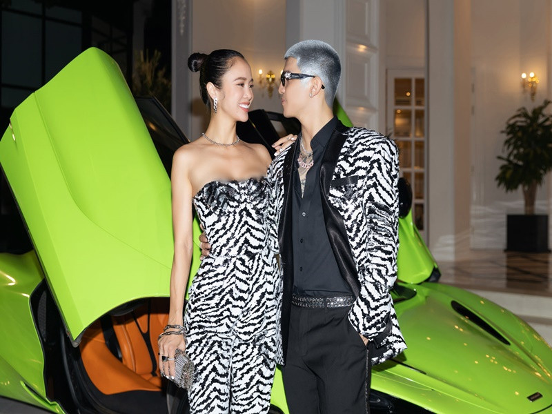 Cả hai nhìn nhau đắm đuối tại một bữa tiệc.