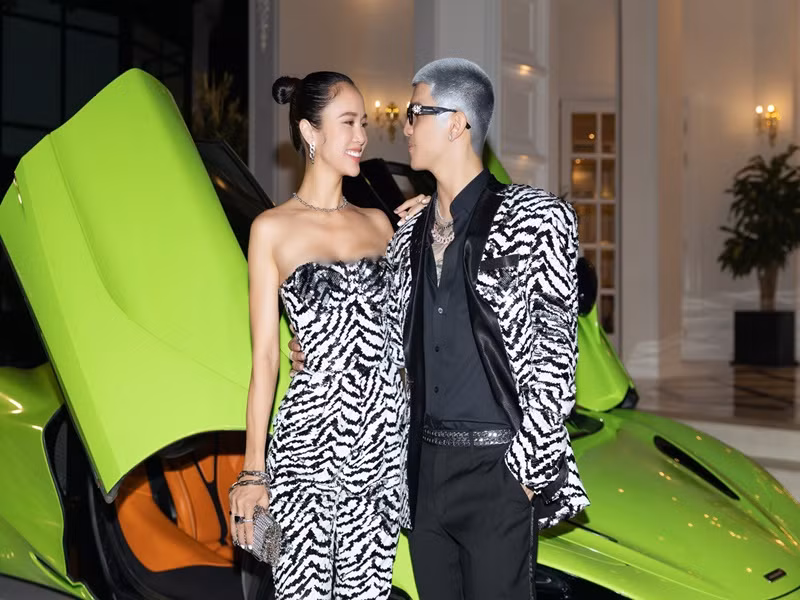 Cả hai nhìn nhau đắm đuối tại một bữa tiệc.