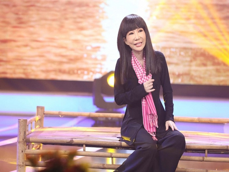 Theo lời nhà báo Song Minh, khi xuất viện về nhà, nghệ sĩ Kim Huệ đã nhận lời ghi hình chương trình Dấu ấn huyền thoại. Trong hậu trường, bà xỉu đến 7 lần. Đây cũng là chương trình cuối cùng nghệ sĩ Kim Huệ tham gia. Ảnh: Thế giới điện ảnh