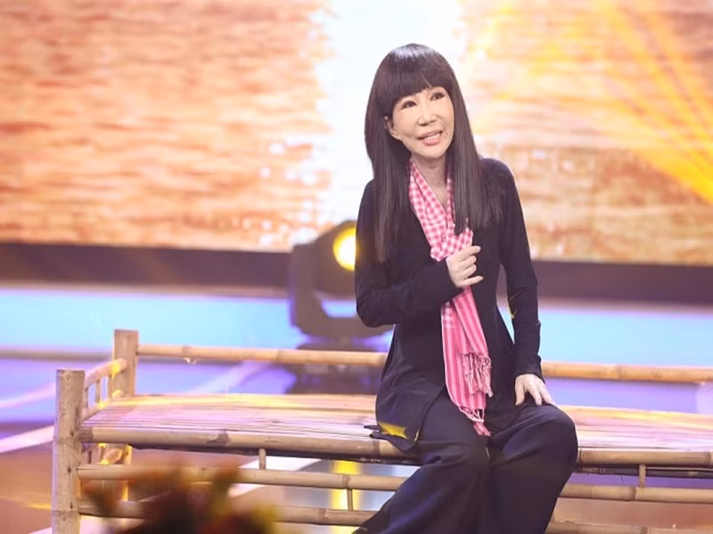 Theo lời nhà báo Song Minh, khi xuất viện về nhà, nghệ sĩ Kim Huệ đã nhận lời ghi hình chương trình Dấu ấn huyền thoại. Trong hậu trường, bà xỉu đến 7 lần. Đây cũng là chương trình cuối cùng nghệ sĩ Kim Huệ tham gia. Ảnh: Thế giới điện ảnh