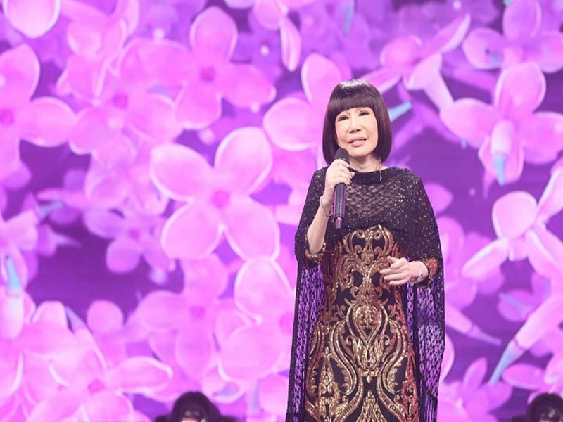 Nhà báo Song Minh cho biết thêm, trong những ngày ở bệnh viện, thể theo yêu cầu của giám đốc bệnh viện, nghệ sĩ Kim Huệ hát chay trọn bài vọng cổ để cổ vũ cho các y bác sĩ đang phục vụ tuyến đầu chống dịch. Cách đây mấy ngày, bác sĩ tiên lượng tình huống xấu nhất nên nghệ sĩ Kim Huệ muốn về nhà. Ảnh: Thế giới điện ảnh