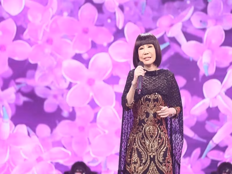 Nhà báo Song Minh cho biết thêm, trong những ngày ở bệnh viện, thể theo yêu cầu của giám đốc bệnh viện, nghệ sĩ Kim Huệ hát chay trọn bài vọng cổ để cổ vũ cho các y bác sĩ đang phục vụ tuyến đầu chống dịch. Cách đây mấy ngày, bác sĩ tiên lượng tình huống xấu nhất nên nghệ sĩ Kim Huệ muốn về nhà. Ảnh: Thế giới điện ảnh