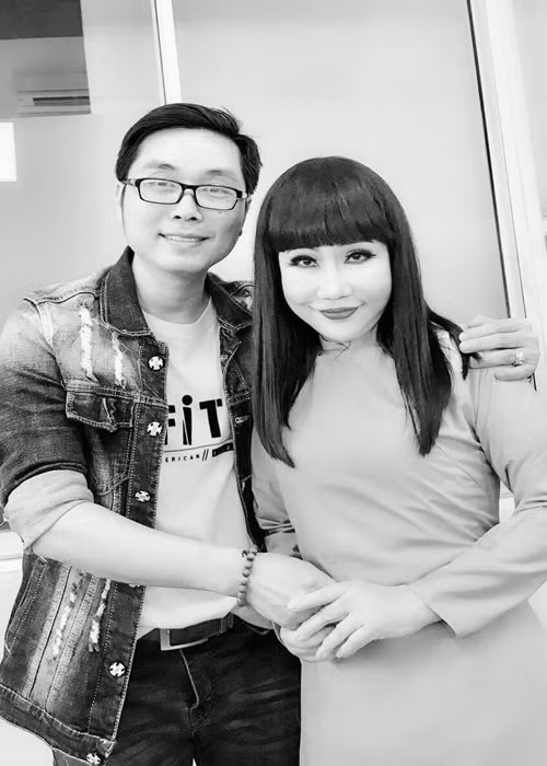 Nhà báo Song Minh chia sẻ về hành trình chống chọi bệnh tật của nghệ sĩ Kim Huệ. “Chỉ một ngày sau khi nhận được tin mắc bệnh nan y, chị suy sụp hoàn toàn. Nhưng khi bác sĩ lên phác đồ điều trị, chị đã kiên cường chống chọi với bệnh tật. Chị lạc quan lắm cho đến khi bước vào ca mổ đầu tiên mà bác sĩ tiên lượng tỷ lệ thành công chỉ 50%. Buổi chiều mưa hôm ấy, tôi đang trên đường đi làm về thì nhận tin của anh Thanh Điền thông báo chị hôn mê sâu sau ca mổ”, anh kể. Ảnh: Vietnamnet