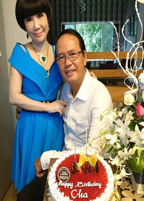 Nghệ sĩ Thanh Điền chia sẻ trên Zing, vợ ông phát hiện mắc bệnh ung thư cách đây 6 tháng. Khi nghệ sĩ Kim Huệ hấp hối, Thanh Điền đang đi đóng phim. Nhận được tin, ông trở về nhà. Nghệ sĩ Kim Huệ nhìn mặt chồng trước khi về nơi an nghỉ cuối cùng. Ảnh: Người lao động