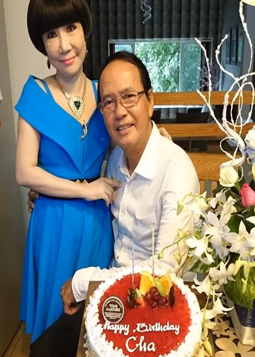 Nghệ sĩ Thanh Điền chia sẻ trên Zing, vợ ông phát hiện mắc bệnh ung thư cách đây 6 tháng. Khi nghệ sĩ Kim Huệ hấp hối, Thanh Điền đang đi đóng phim. Nhận được tin, ông trở về nhà. Nghệ sĩ Kim Huệ nhìn mặt chồng trước khi về nơi an nghỉ cuối cùng. Ảnh: Người lao động